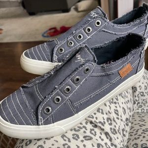 Navy blowfish size 8.5